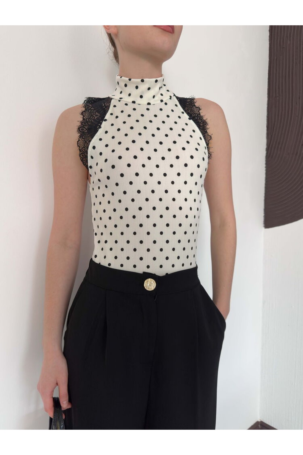 D 3014 PUANTİYELİ BALIKCI YAKA SIFIR KOL DANTEL DETAYLI BLUZ - KREM